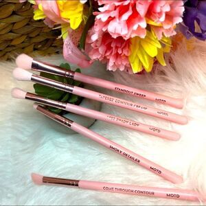 💖3-$50 M.O.T.D. Makeup Brushes Cosmetics
5 count brush set
BRAND NEW